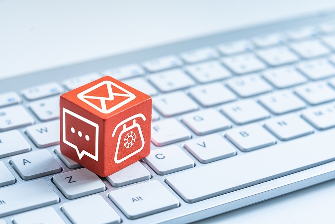 赤いサイコロとキーボード